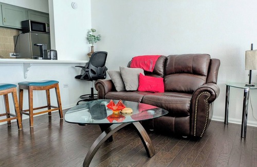 Downtown Denver Condo | STUDIO 21 DOWNTOWN DENVER EXCELLENT LOCATION, MOUNTAIN VIEW, HEATED POOL AND GYM