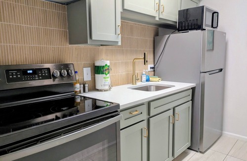 Downtown Denver Condo | STUDIO 21 DOWNTOWN DENVER EXCELLENT LOCATION, MOUNTAIN VIEW, HEATED POOL AND GYM