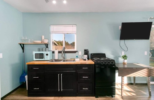 Grayland Hotel | Studio | Full Kitchen | Pet-Friendly