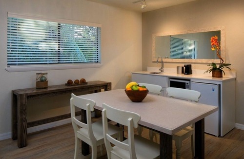Islamorada Villa | Studio w/2 Queen Beds, Kitchenette, Pool, Free Parking & Pet Friendly