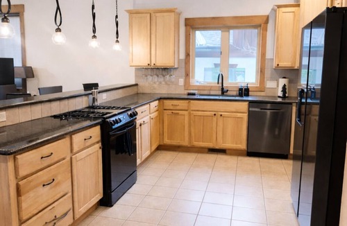 Grand Lake Cabin | Stunning Lake & Mountain Views + Walk to Town + XL Hot Tub!