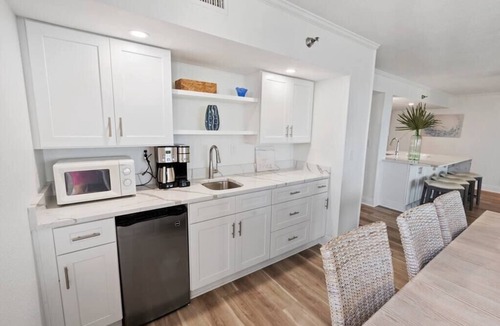 Ono Island Condo | Stunning Large Gulf Front Luxury Condo 2 Pools