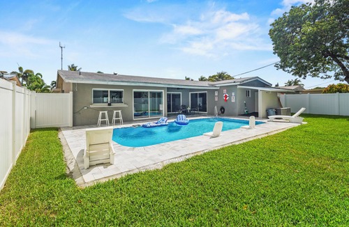 Miramar House | Stunning Newly Renovated Pool Oasis 3B 2BA in Miramar Isles.