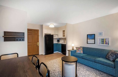 Acres Green Hotel | Stylish 2BR Suite for a Relaxing Stay | Breakfast Included | 3 Units