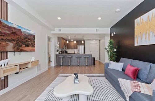 Downtown Salt Lake City Apartment | Stylish 2BR w/Gym, Walk to Temple Square