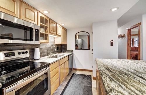 Warrior's Mark Condo | Stylish and convenient to town and the slopes! Lances West 11