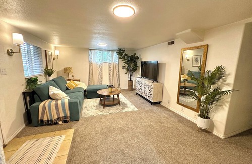 Timp Apartment | Stylish Bungalow Basement Apartment