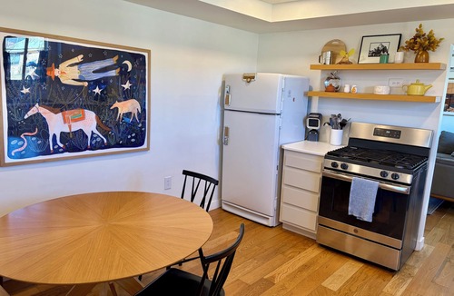 Teasdale House | Stylish Farmhouse by Capitol Reef. Books, Full Kitchen, Kid-Friendly.