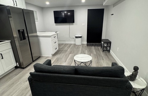 Sandy Apartment | Stylish MIL Apartment Private Entrance Close Ski Resorts
