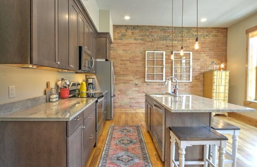Glenwood Springs Apartment | Stylish, modern downtown retreat w/downtown views