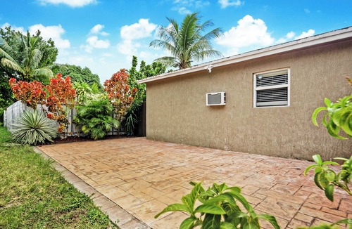 Golden Glades House | Stylish North Miami Guesthouse with King Bed, Parking, WIFI