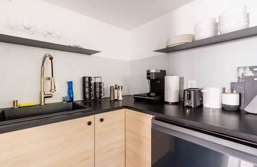 Wallingford Apartment | Stylish Wallingford Retreat - Walk to Gas Works
