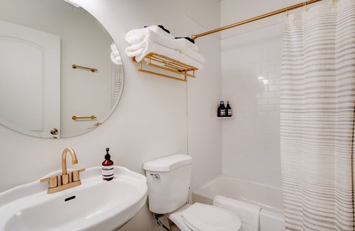 Springville Hotel | Suite 5 | Historic Art City Inn