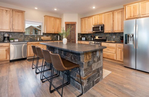 Grand Lake Cabin | *Summer Sale* Expansive Mtn Views - Close to Town - Pet Friendly, Fireplace, Pool Table, Deck