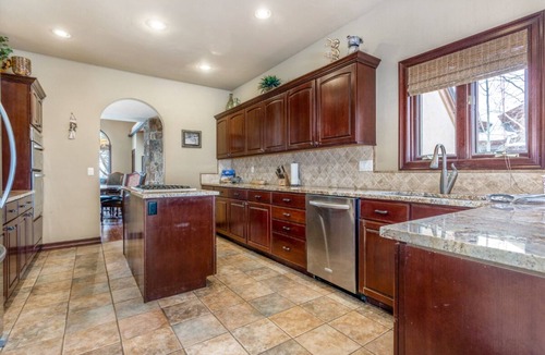 Highland Meadows House | *Summer Sale* Luxurious & Large with Private Hot Tub - 3 Living Rooms - Convenient to Free Bus