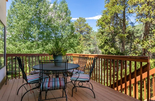 Highland Meadows House | *Summer Sale* Luxurious & Large with Private Hot Tub - 3 Living Rooms - Convenient to Free Bus