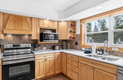 Quandary Village House | Summit County Escape | Private Hot Tub+ Deck