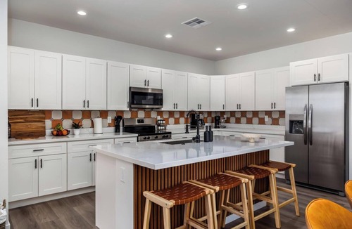 Greenehaven House | Sun Canyon Landing ~ Golf Sim ~ HotTub ~ Mini Golf ~ Game Room ~ Beautiful Views
