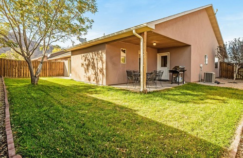 Moab South Valley House | Sunny home with mountain views/WiFi/central AC - close to Arches National Park!