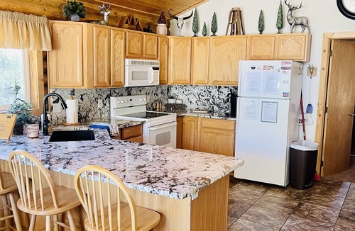 Meadow View Heights House | Sunny Log Cabin Near Zion & Bryce in Duck Creek Village with Wi-Fi
