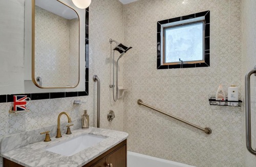 Watertown Apartment | Sunny Spacious 2 Bed Bus to Harvard