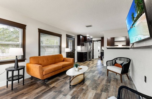 New Port Richey House | Swan Lake Inn - Waterfront Oasis Firepit BBQ