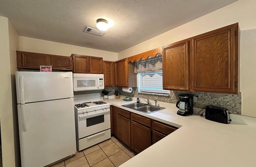 Salt Springs Cottage | t #10 2-bedroom cottage in Salt Springs Under New Manage. Ice machine on site.