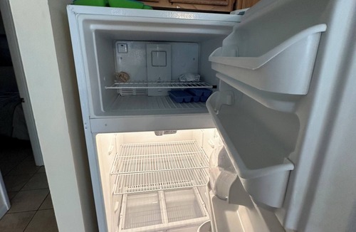 Salt Springs Cottage | t #10 2-bedroom cottage in Salt Springs Under New Manage. Ice machine on site.