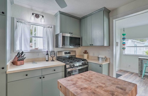 Safety Harbor Cottage | Tampa Bay Area Cottage w/Gas Grill & Fire Pit!