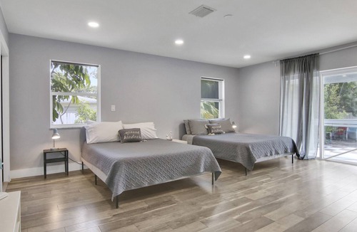 Tarpon River House | Tarpon River Getaway | Minutes to Beach