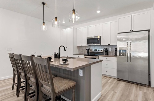 St. George House | Terra Retreat: Private Hot Tub, Resort Pools, Courts, Gym and more!