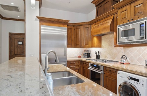 Downtown Apartment | The Aspen Mountain Residences [Formerly Hyatt Grand Aspen] at Owner Direct Rates