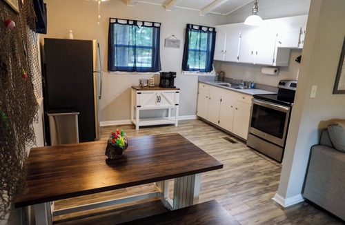 Abbeville Cabin | The BaitHouse - Charming Cabin