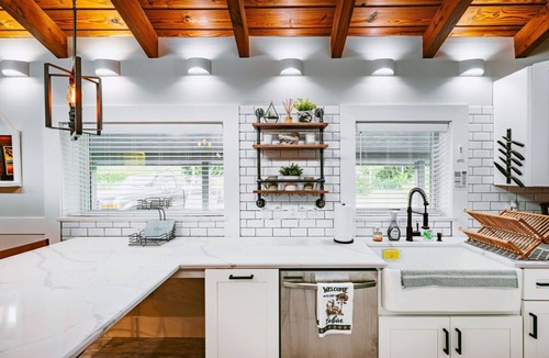Jupiter Farms House | The Cabin – 3BR Log Retreat w/Outdoor Bar & Grill