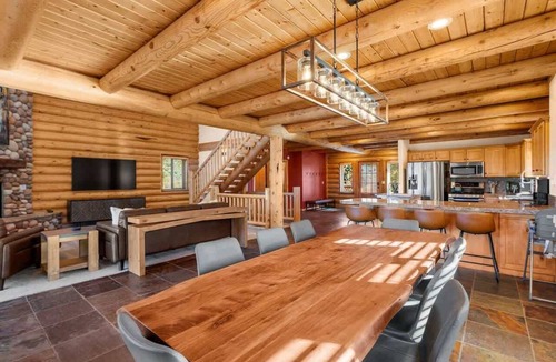 Summit Park House | The Crestview Cabin Golf Simulator & Hot Tub