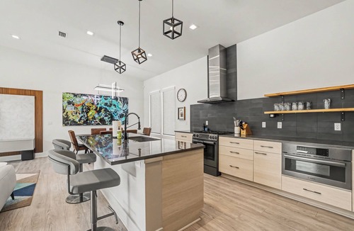 Tallahassee House | The Dylan: Contemporary 3‑bedroom home with patio and grill