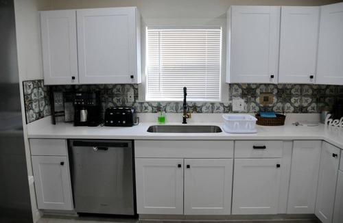 South Salt Lake House | The Farmhouse - Fiber Wi-Fi/Cozy n' Pet Friendly