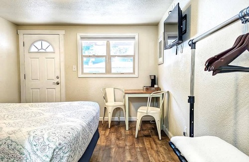 Manitou Springs Historic District Hotel | The Fountain Creek Inn | Treetop Queen | #202