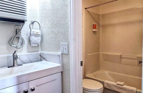 Manitou Springs Historic District Hotel | The Fountain Creek Inn | Treetop Queen | #202