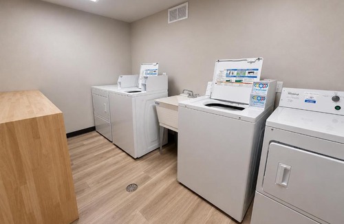 University Park Apartment | The Fox Den in Old Town! Pool, Sauna & Game Room