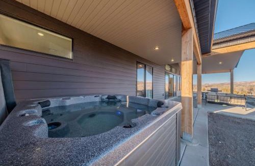 Hatch House | The Grove-River Cabin -Hot Tub- Family Home Near Bryce & Zion
