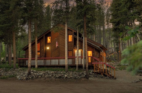 Blue River Cabin | The Hideaway: Cozy 4-bedroom cabin with hot tub minutes to Breck