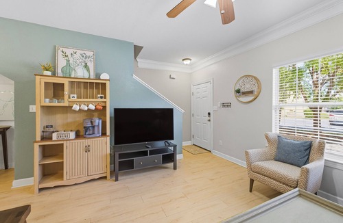 Tallahassee House | The Honolulu - Modern 3BR Condo Near FSU with Pool