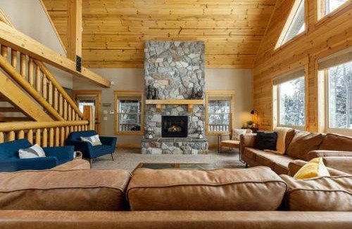 Meadow View Heights House | The Moccasin Lodge with Hot Tub and Fire Pit Escape