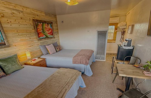 Bluff Hotel | The Mokee Motel (Room 6)