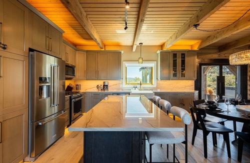 Highland Estates House | The Perfect Multi-Family Escape-Two Living Spaces-Stunning Views-Hot Tub