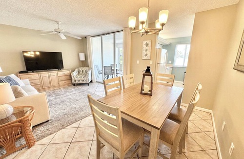 Jupiter Bay Apartment | The Seaside Sanctuary - Walk To The Beach and Pool