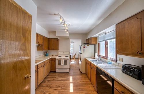 Leadville North House | The Shamrock — 5BR Leadville Home, Game Room + 2-Car Garage, Sleeps 10