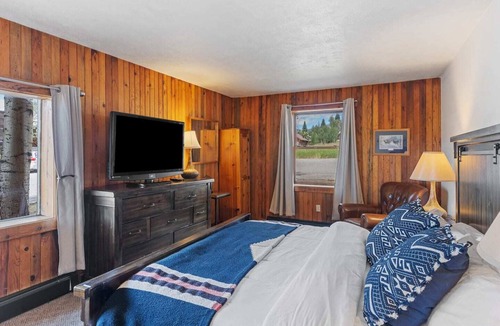 Clark Cabin | The True North Adventure Lodge is an 8-bedroom, 10-bathroom sanctuary situated in the ultimate Rocky Mountain playground. Tucked in historic Hahn’s Peak Village and adjacent to Steamboat Lake State Park and Routt National Forest.