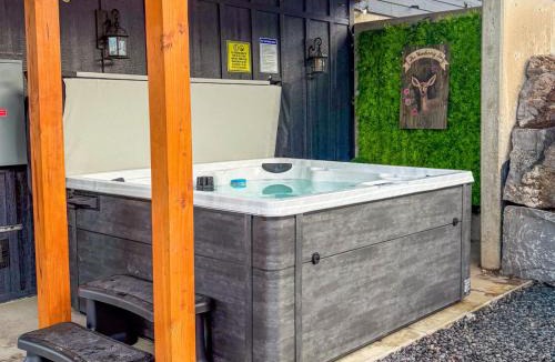 Mammoth Creek House | The Wandering Doe Readers Retreat with Hot Tub